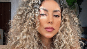 Hidratação para Cabelos Cacheados Após Descoloração