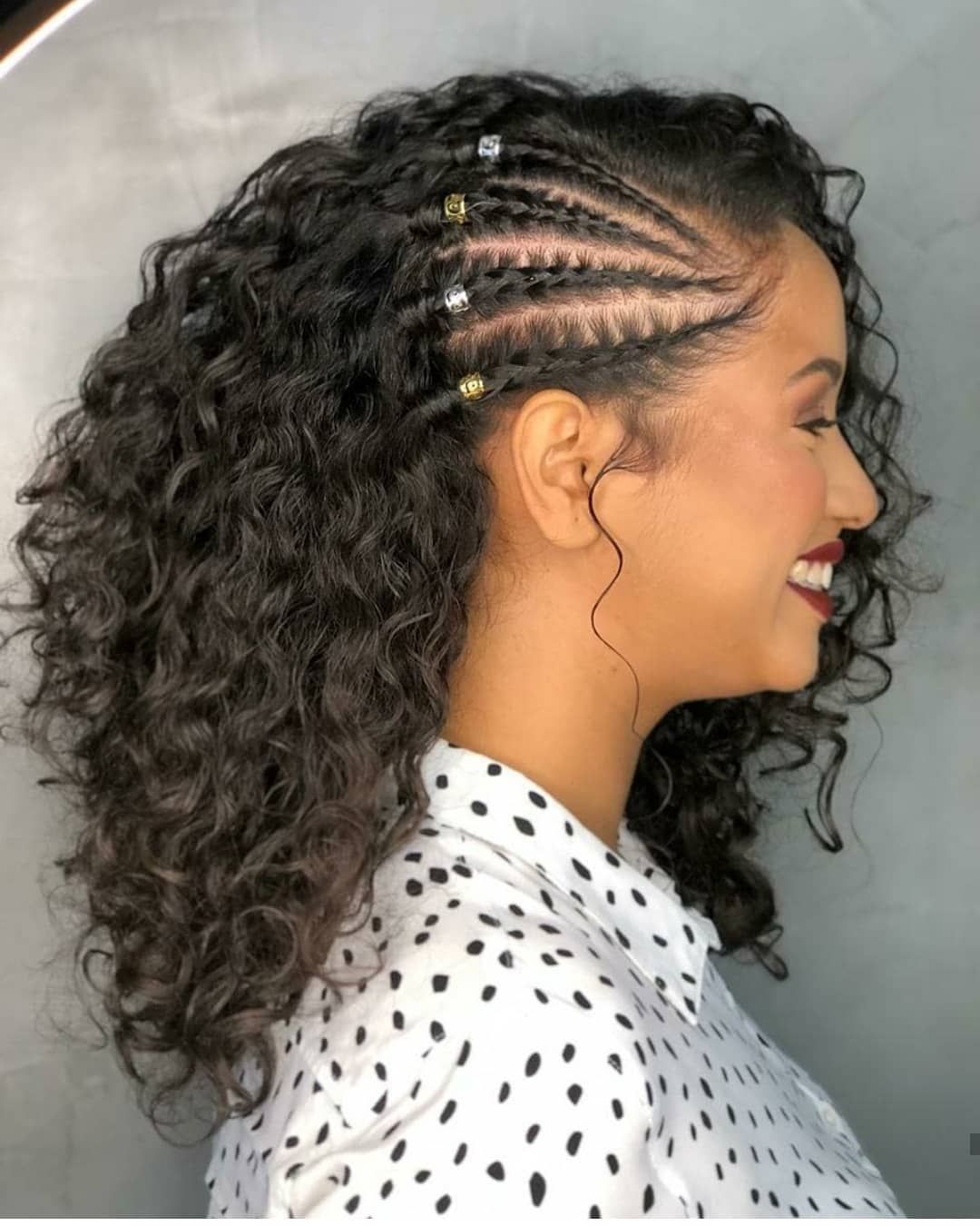Trança lateral em cabelo cacheado com anéis dourados, penteado elegante que mantém o volume dos cachos