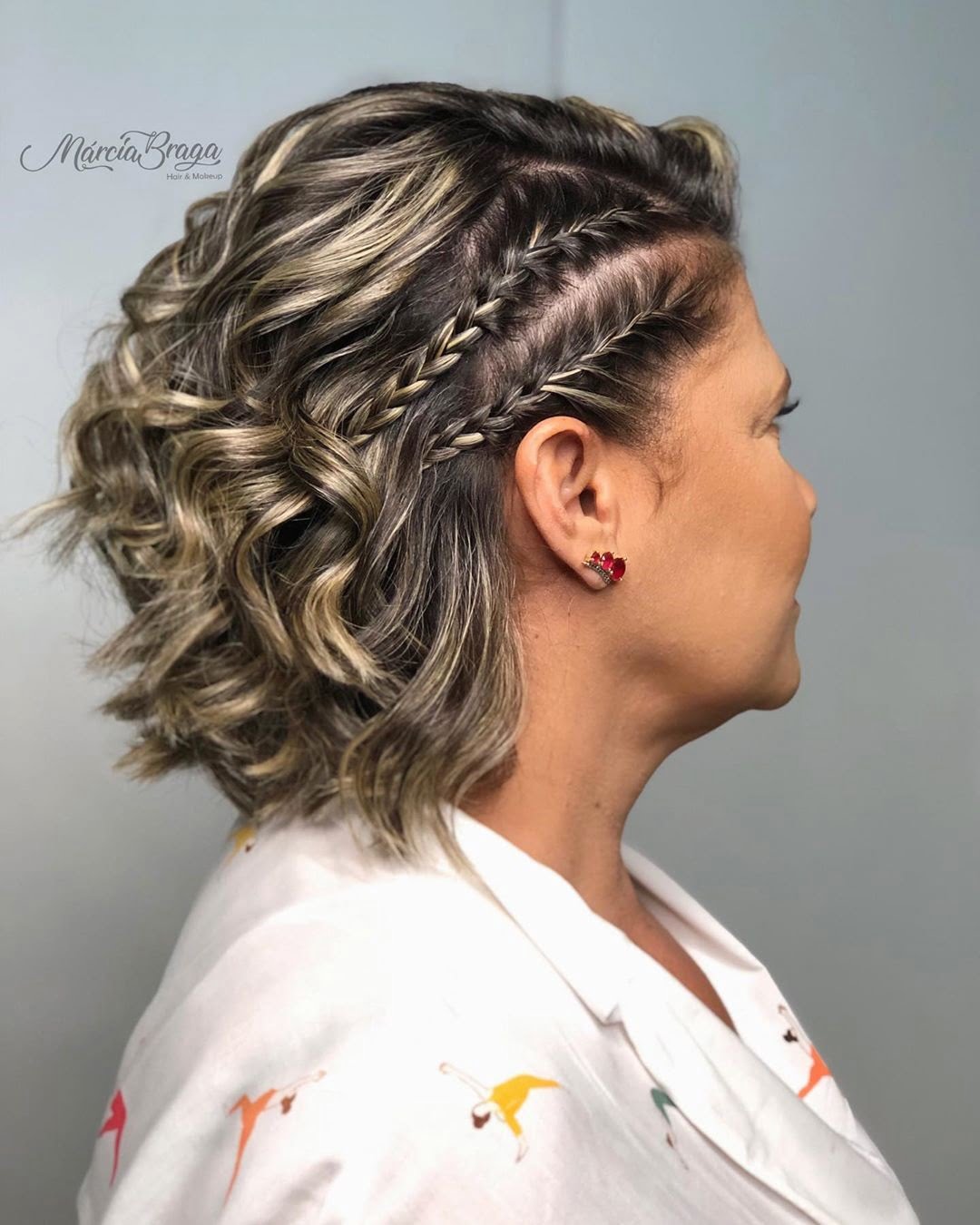 Trança embutida rente ao couro cabeludo em cabelo cacheado