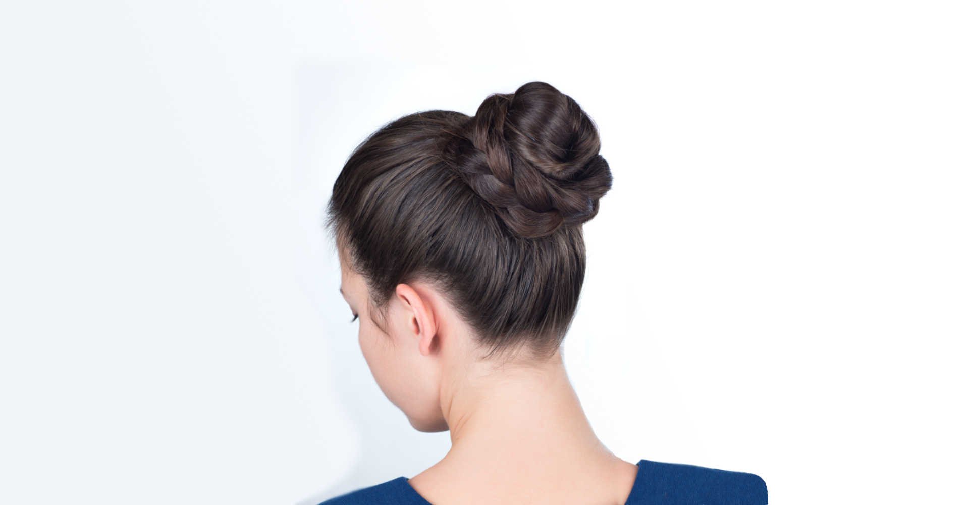 Coque com trança fixada por grampos discretos em cabelo liso