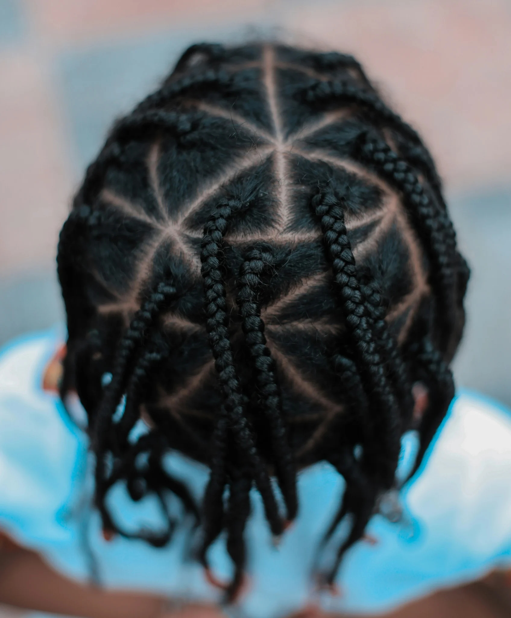 Trança curta com laterais soltas e acessórios em cabelo cacheado