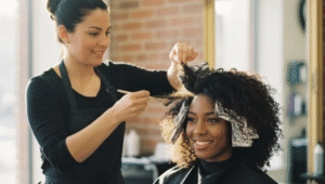 Como Preservar Seus Cachos ao Fazer LuzesO método mais eficaz para fazer luzes em cabelo cacheado preservando a textura natural é preparar o cabelo com hidratação intensa antes do procedimento. Etapas importantes incluem deixar cabelos sensíveis bem resistentes, e cuidar adequadamente garante que não se altere permanentemente ao descolorir. Depois de aplicar as luzes em cabelo cacheado, é totalmente possível recuperar a estrutura usando pós descolorantes que hidratam profundamente. Evite oxidantes muito fortes e siga os cuidados necessários para manter os cachos intactos. Com essas precauções, suas luzes em cabelo cacheado ficarão perfeitas sem comprometer a definição natural, complementando beautifully cortes femininos para rosto oval e outros estilos. Como Preservar Seus Cachos ao Fazer Luzes 