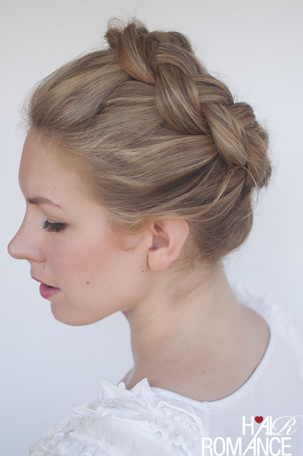 Trança coroa elegante emoldurando o rosto em cabelo curto