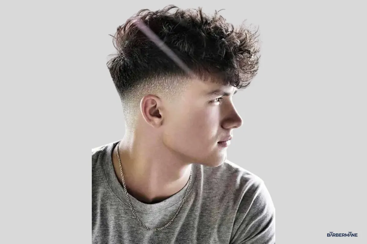 menino com corte degradê infantil low fade nas laterais