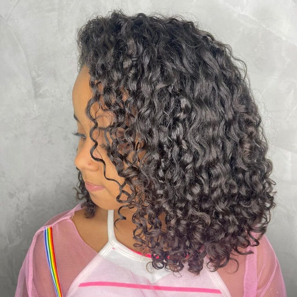 menina com corte chanel bob infantil na altura do queixo