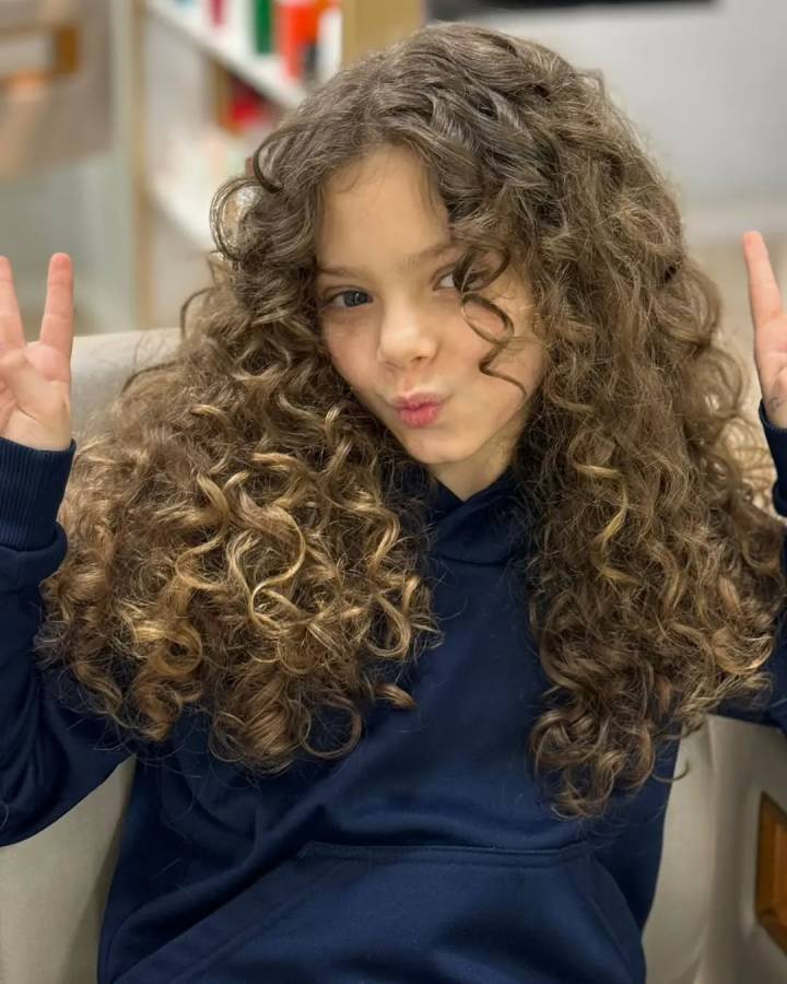 menina com corte cacheado longo infantil com volume e camadas