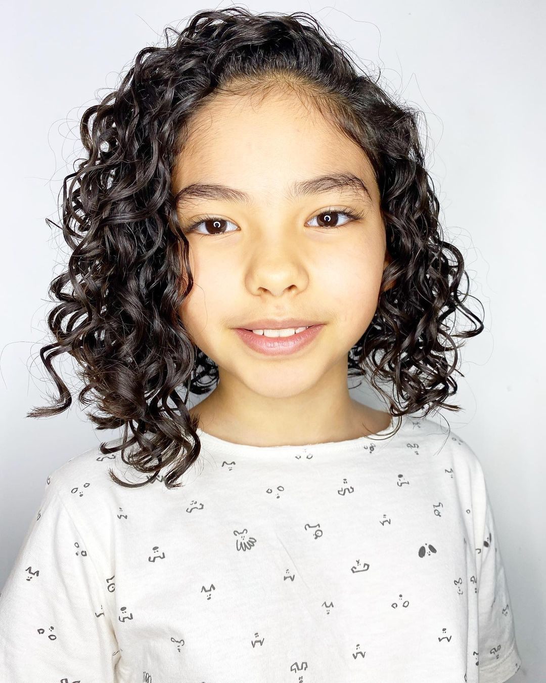 menina com corte infantil de franjão lateral
