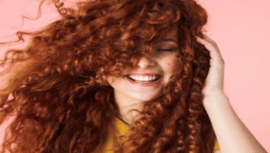 Como colorir cabelos cacheados sem perder a definição dos cachos