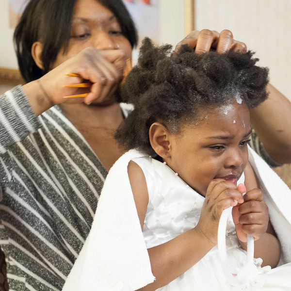 desembaraçando cabelo infantil com pente de dentes largos, das pontas para a raiz