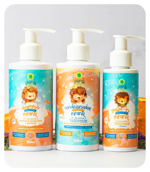 aplicação de creme para pentear em cabelo infantil após o corte