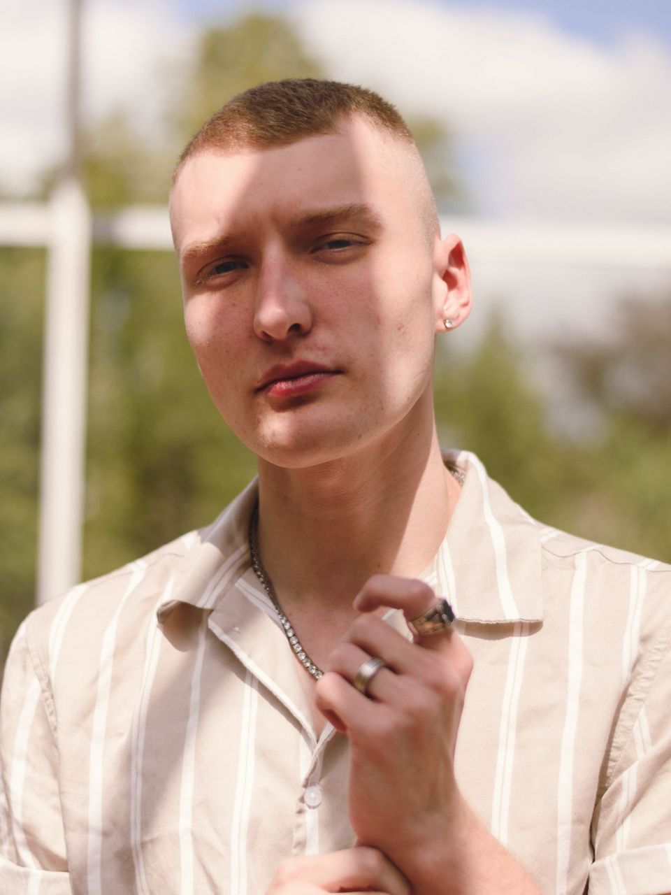 menino com corte buzz cut infantil bem curtinho