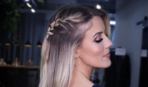 Trança Lateral com Mechas Soltas: Praticidade e Elegância para o Dia a Dia