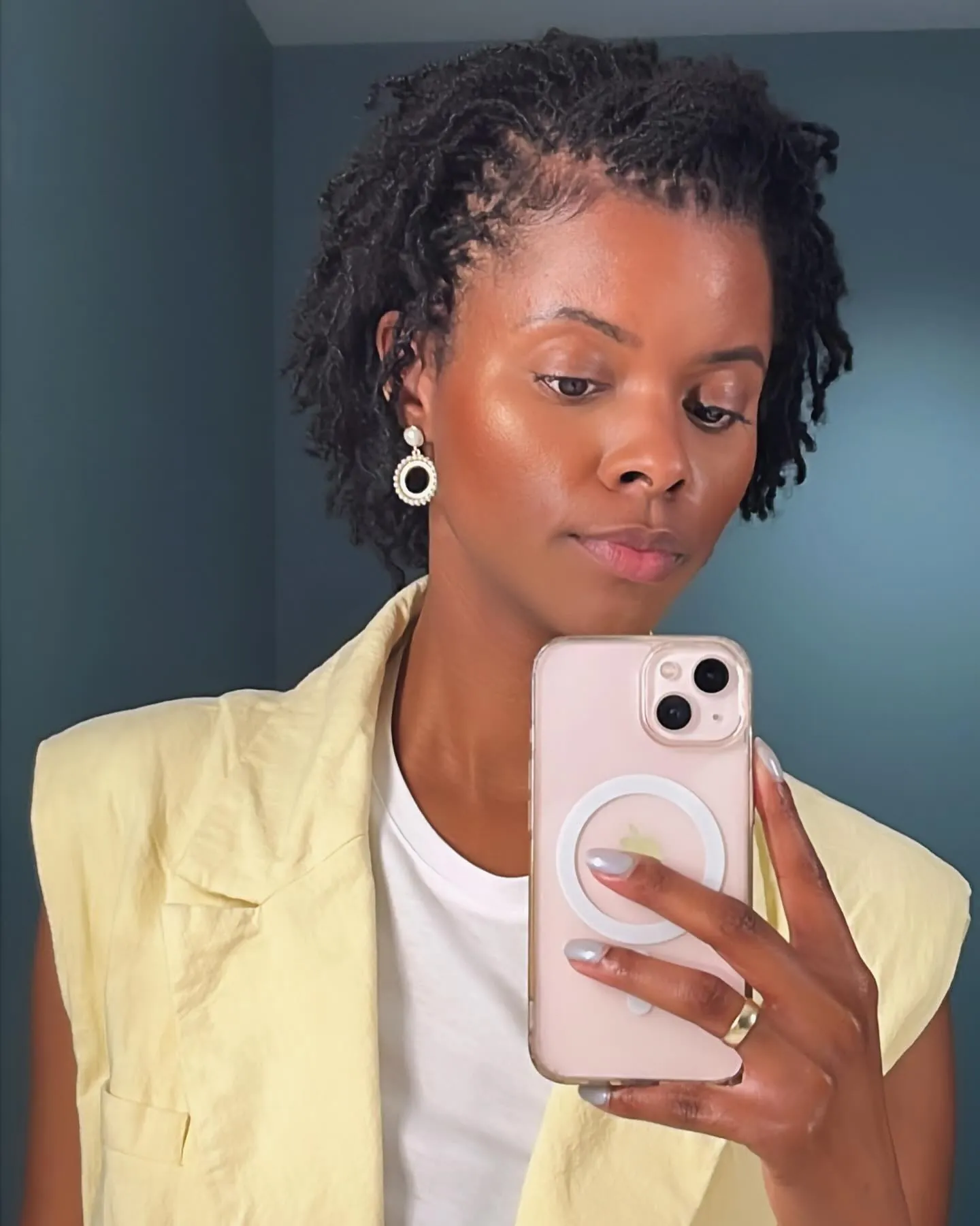Mini tranças em cabelo curto criando visual versátil