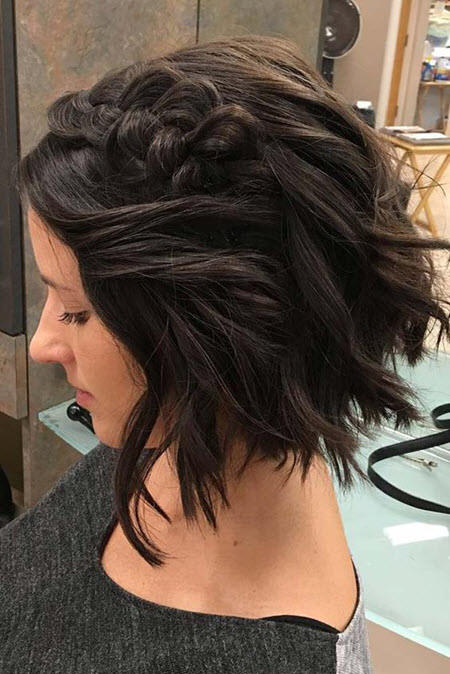 Coque com trança lateral em corte bob valorizando a estrutura do cabelo