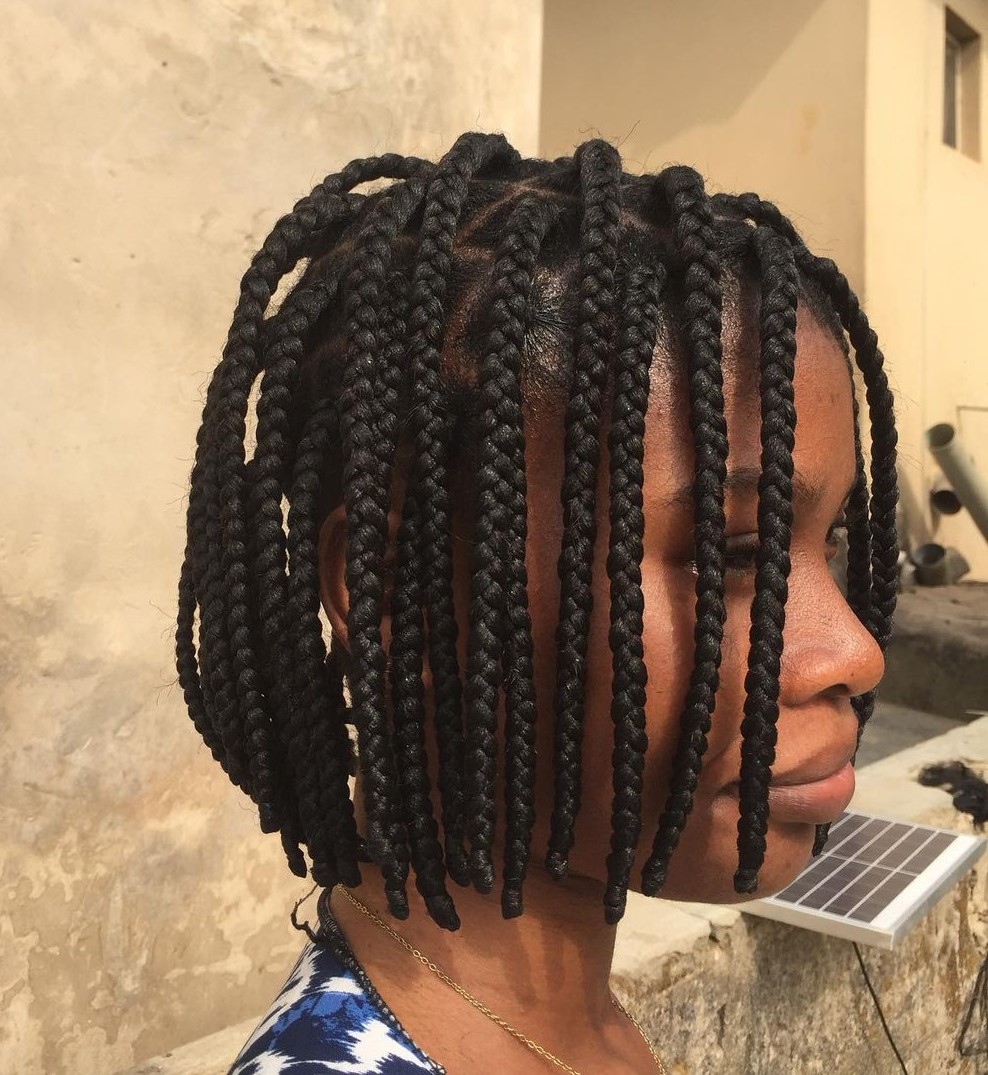 Trança em cabelo curto liso com acabamento bem fixado