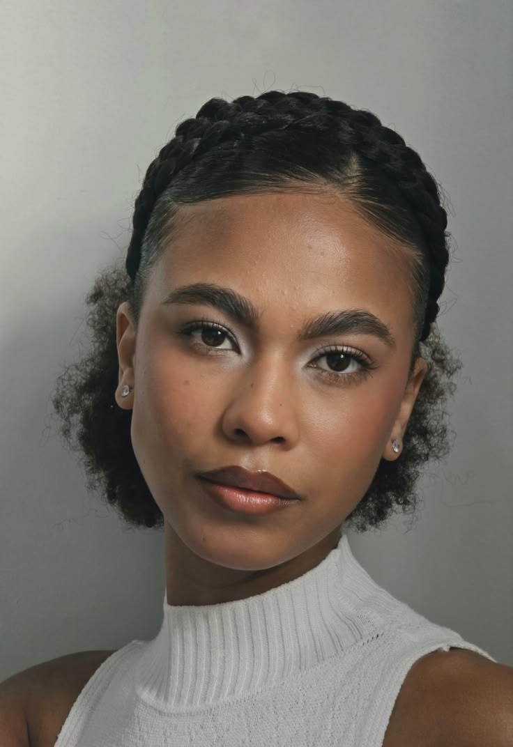 Trança tiara holandesa ao redor da cabeça em cabelo cacheado, penteado coroa estilo retrô