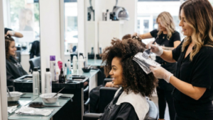 Luzes em Cabelo Cacheado: O Guia Definitivo para Cachos Iluminados e Saudáveis