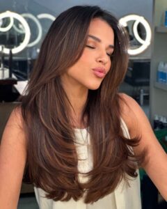 Corte de Cabelo Liso: Guia Completo para Volume, Movimento e Saúde Capilar no Brasil