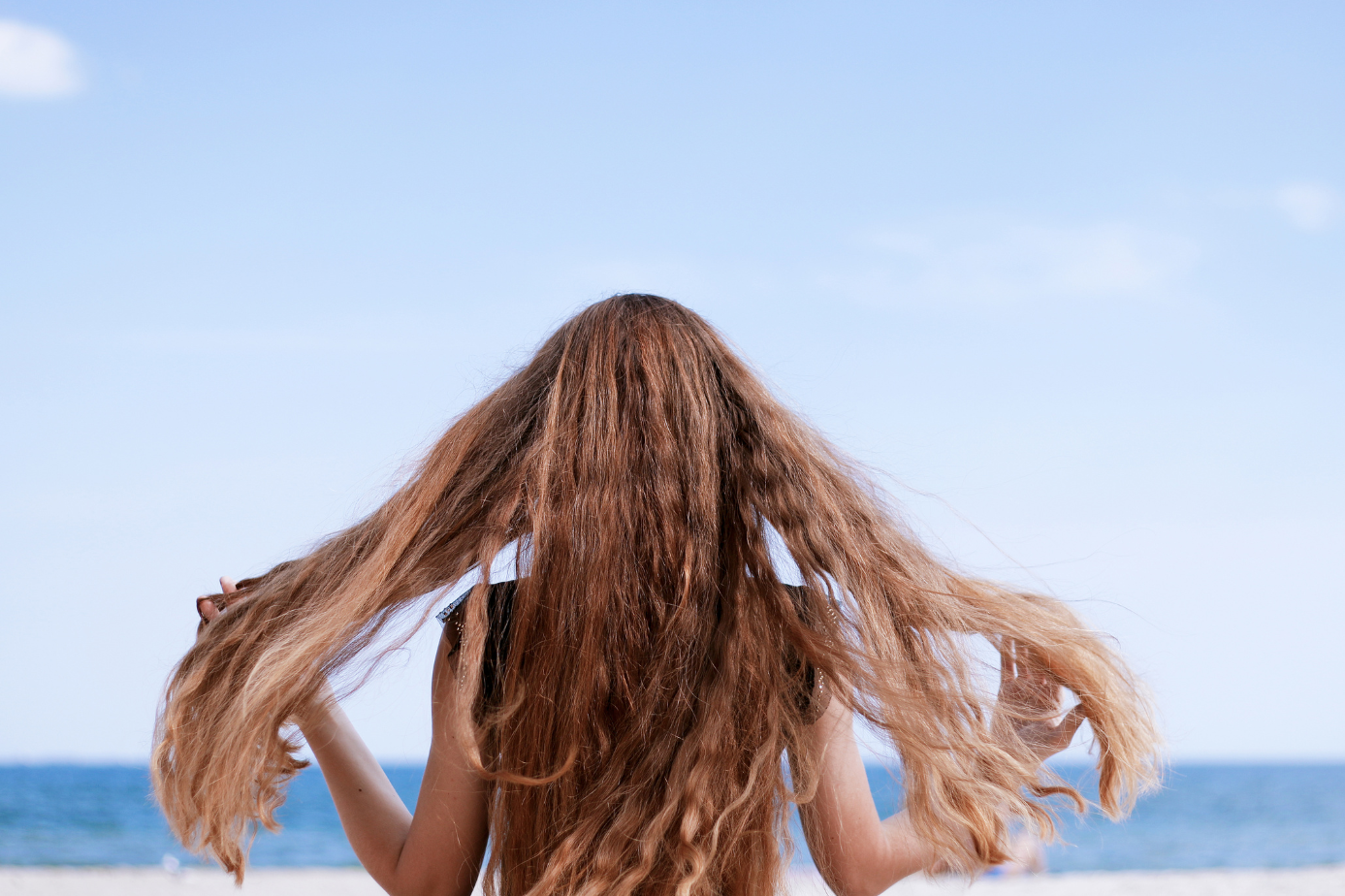 fio de cabelo danificado pela radiação UV mostrando cutícula aberta