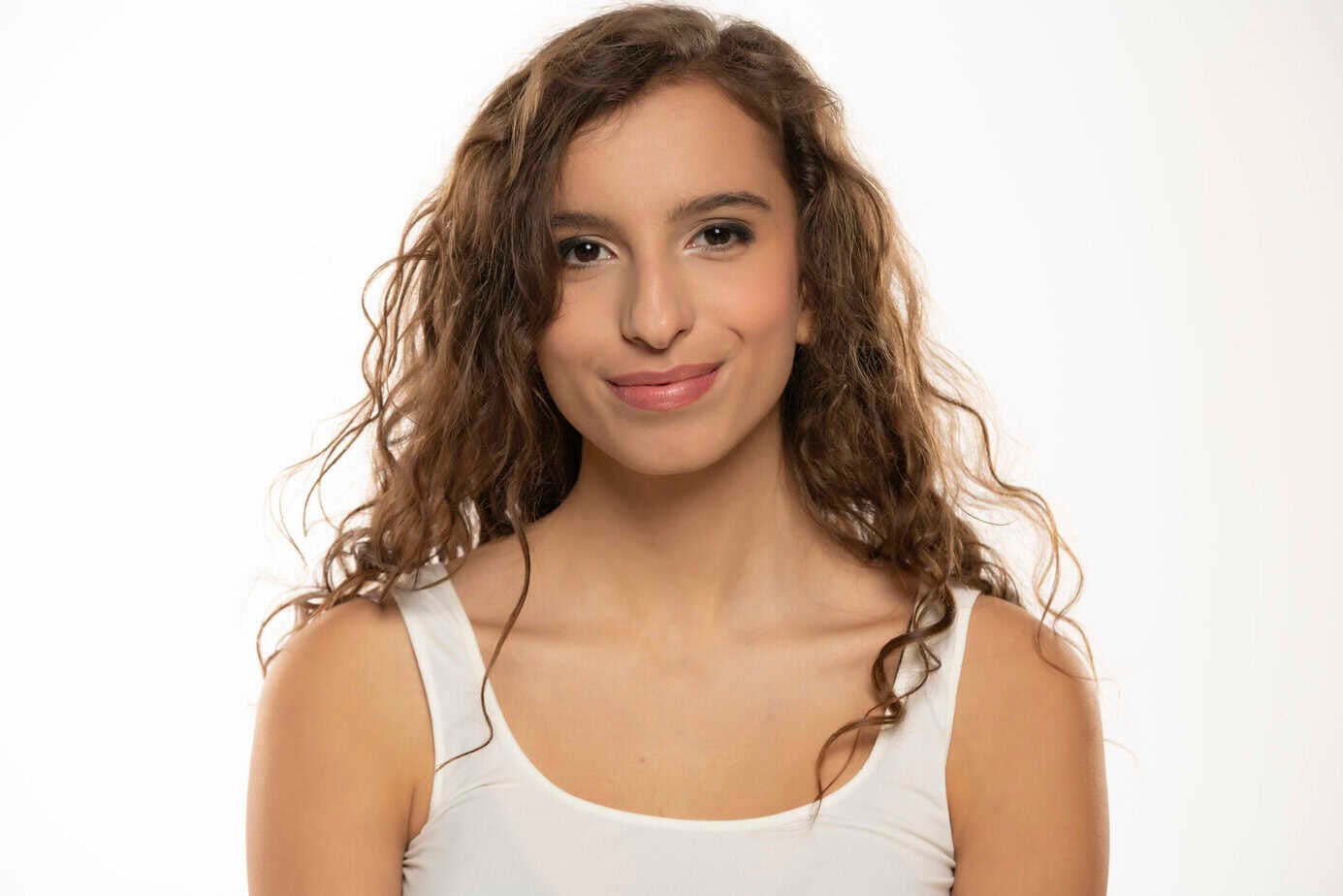 Comparação entre cabelo seco na raiz e cabelo ressecado nas pontas, com frizz e fios opacos