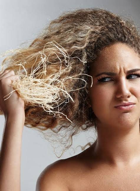 fio de cabelo dentro de copo com água — teste de porosidade capilar: fio flutuando indica baixa porosidade, fio afundando indica alta porosidade