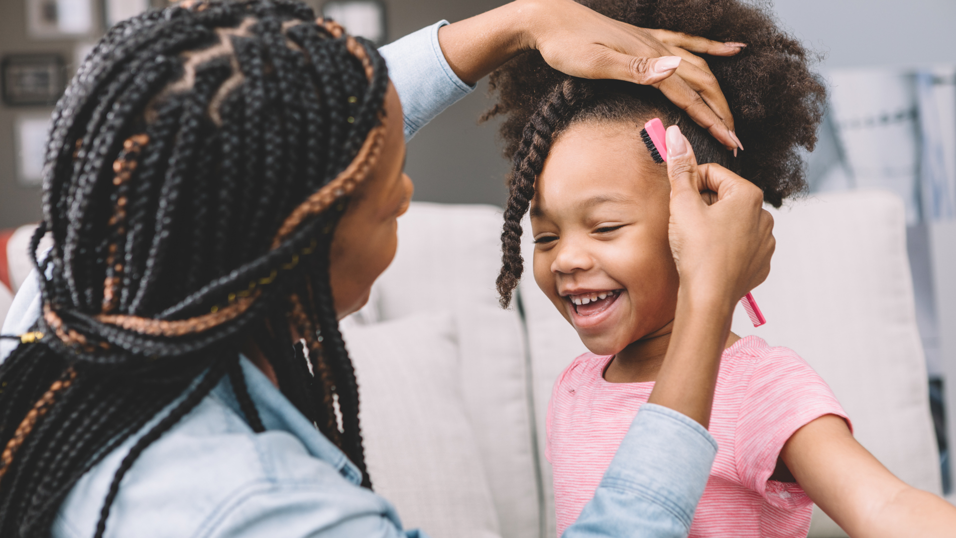 Mulheres brasileiras com cabelo liso, ondulado, cacheado e crespo, mostrando os diferentes tipos de curvatura