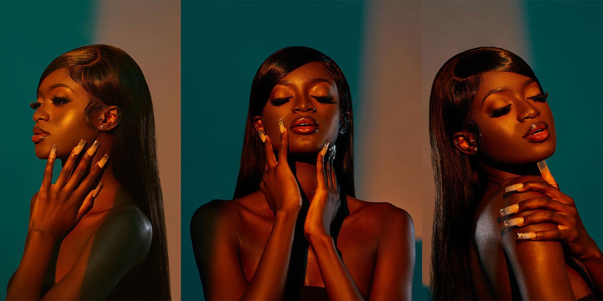Mulher com cabelo colorido brilhante após etapa de nutrição capilar