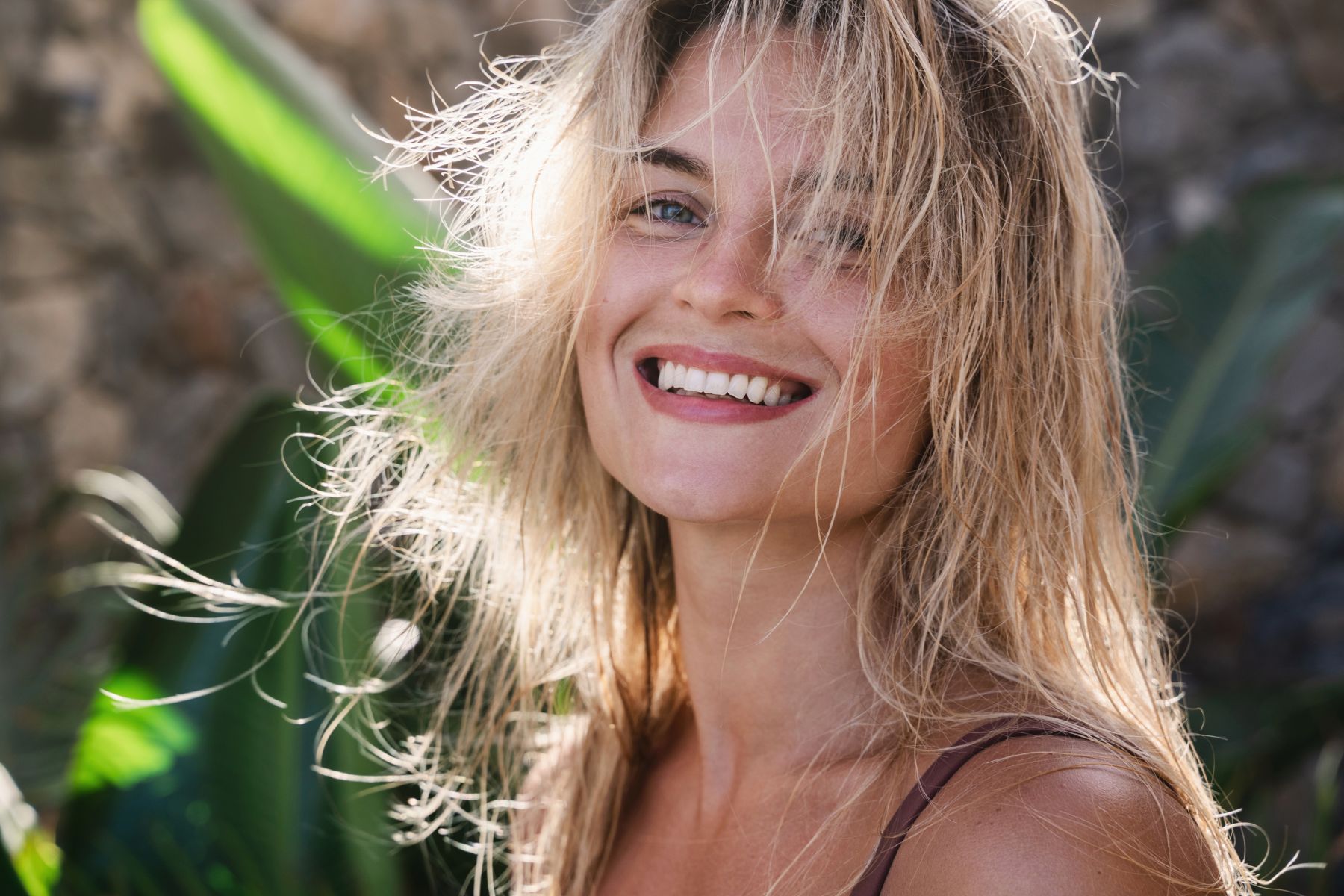 O Que Você Come e o Sol: Os Cuidados Capilares Que Nenhum Shampoo Substitui