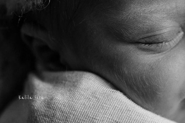 lanugo recém-nascido — cabelo fino e frágil do bebê nos primeiros meses
