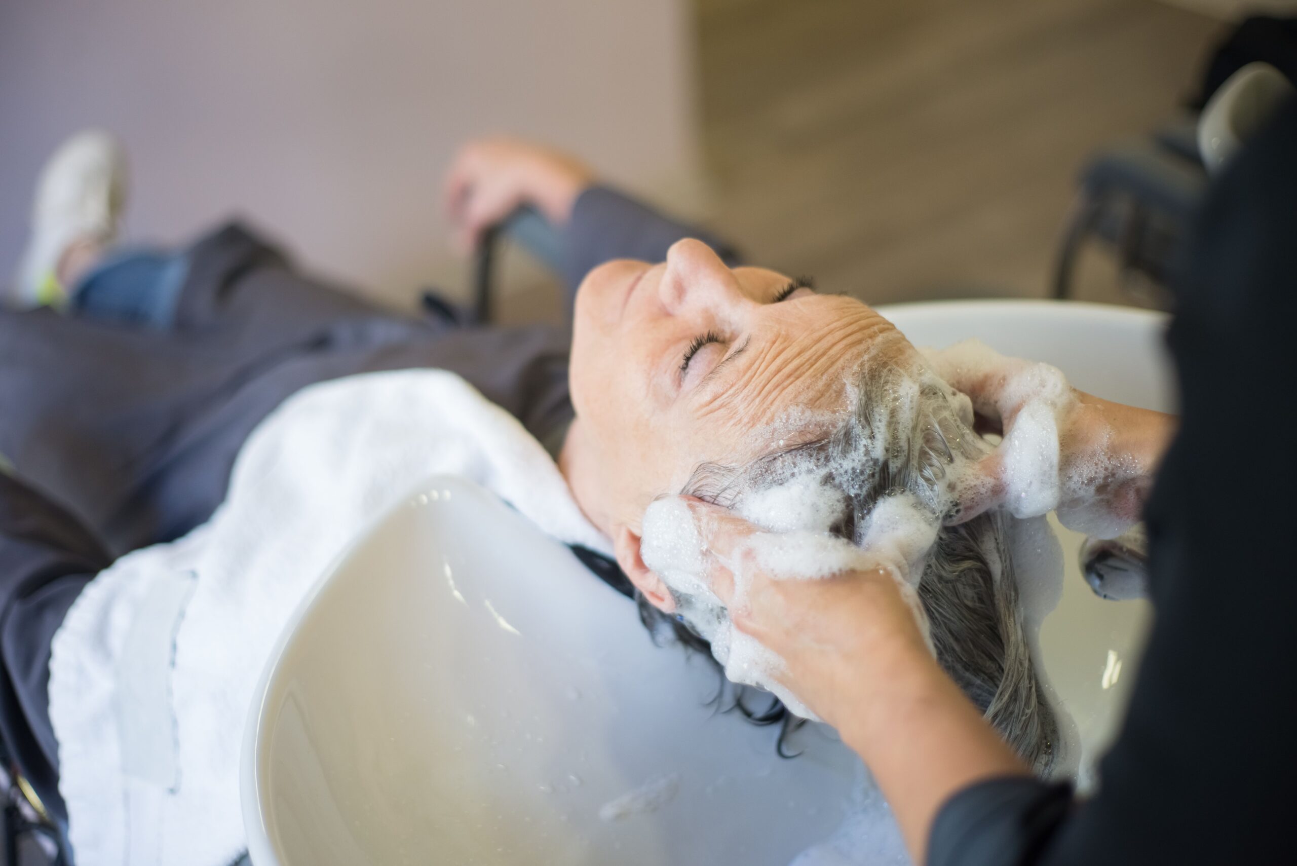 Passo a passo da ordem correta de lavar o cabelo seco: shampoo na raiz, máscara, condicionador e leave-in