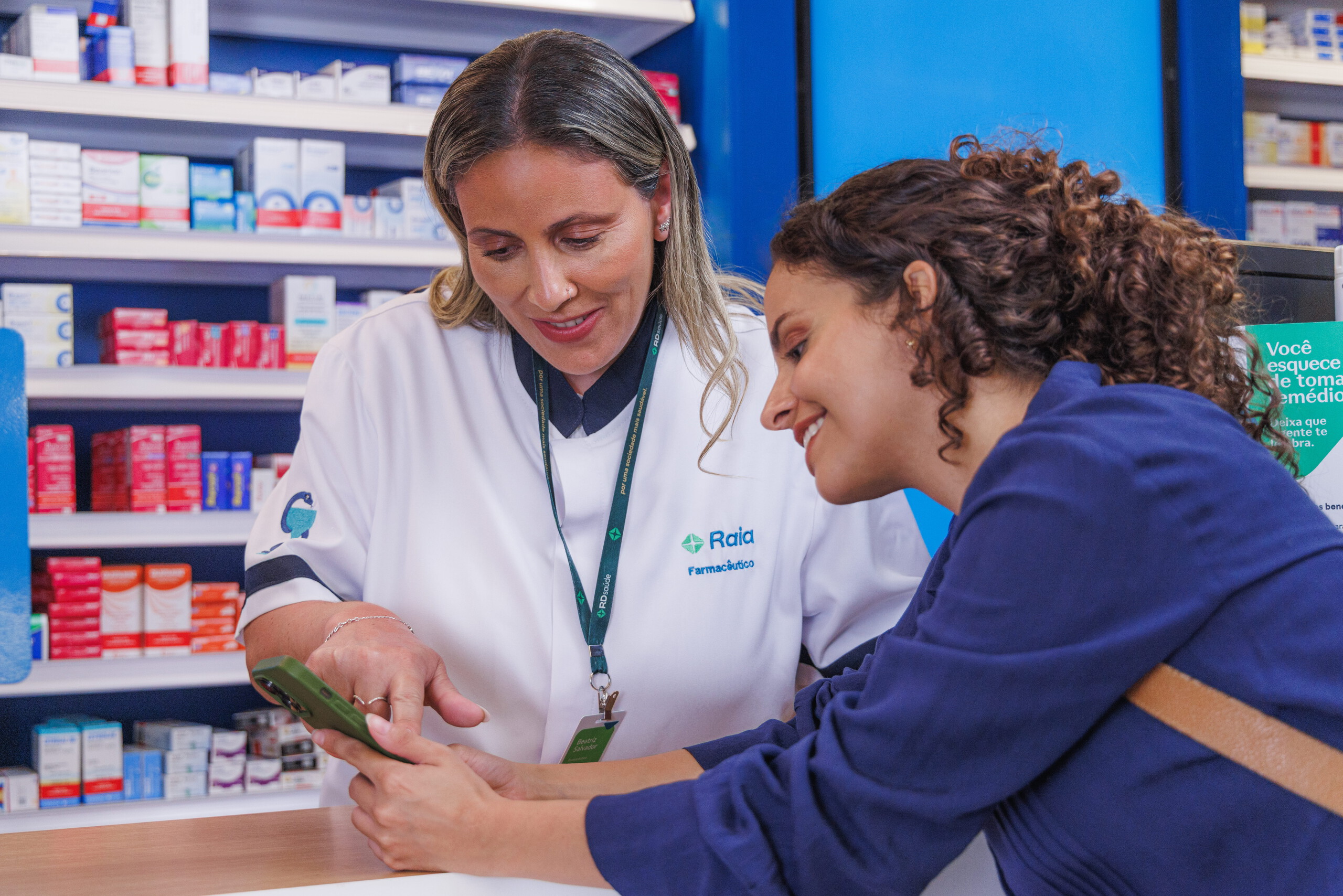 rótulo de produto capilar com ingredientes pantenol ceramidas ácido hialurônico capilar e queratina hidrolisada para tratamento de cabelo seco