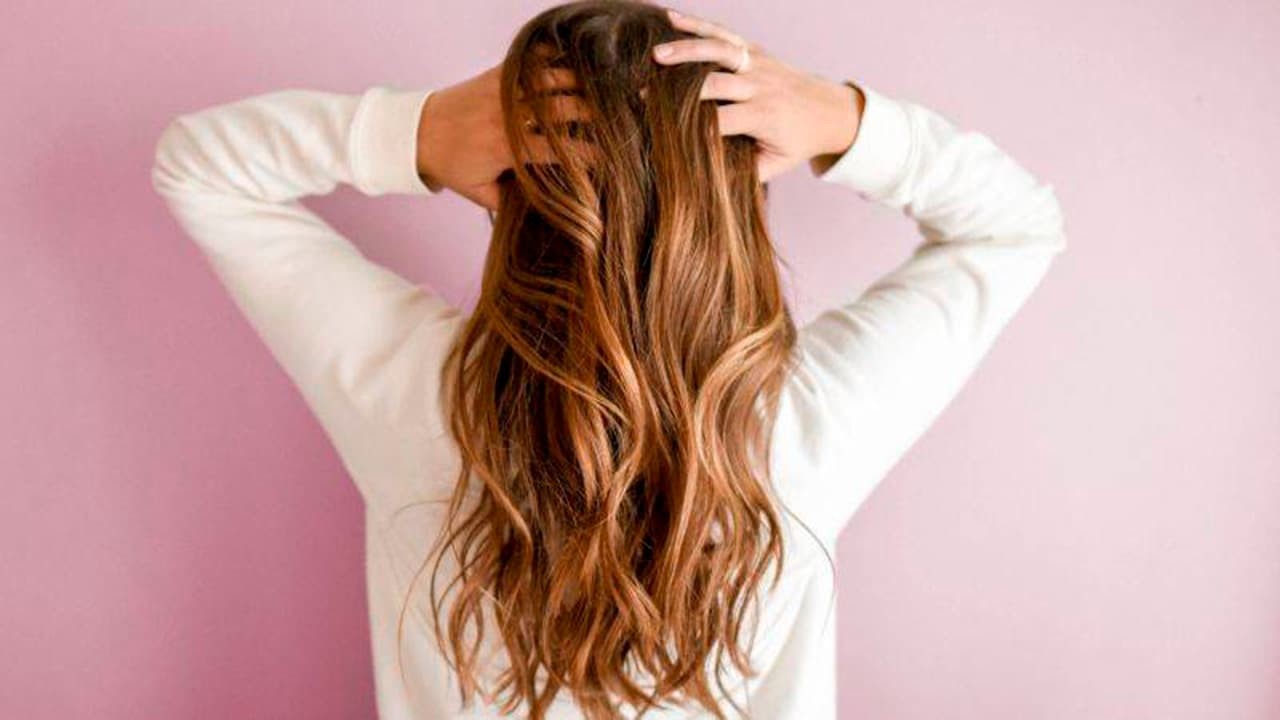 Fio de cabelo quebrando na mão após excesso de reconstrução capilar