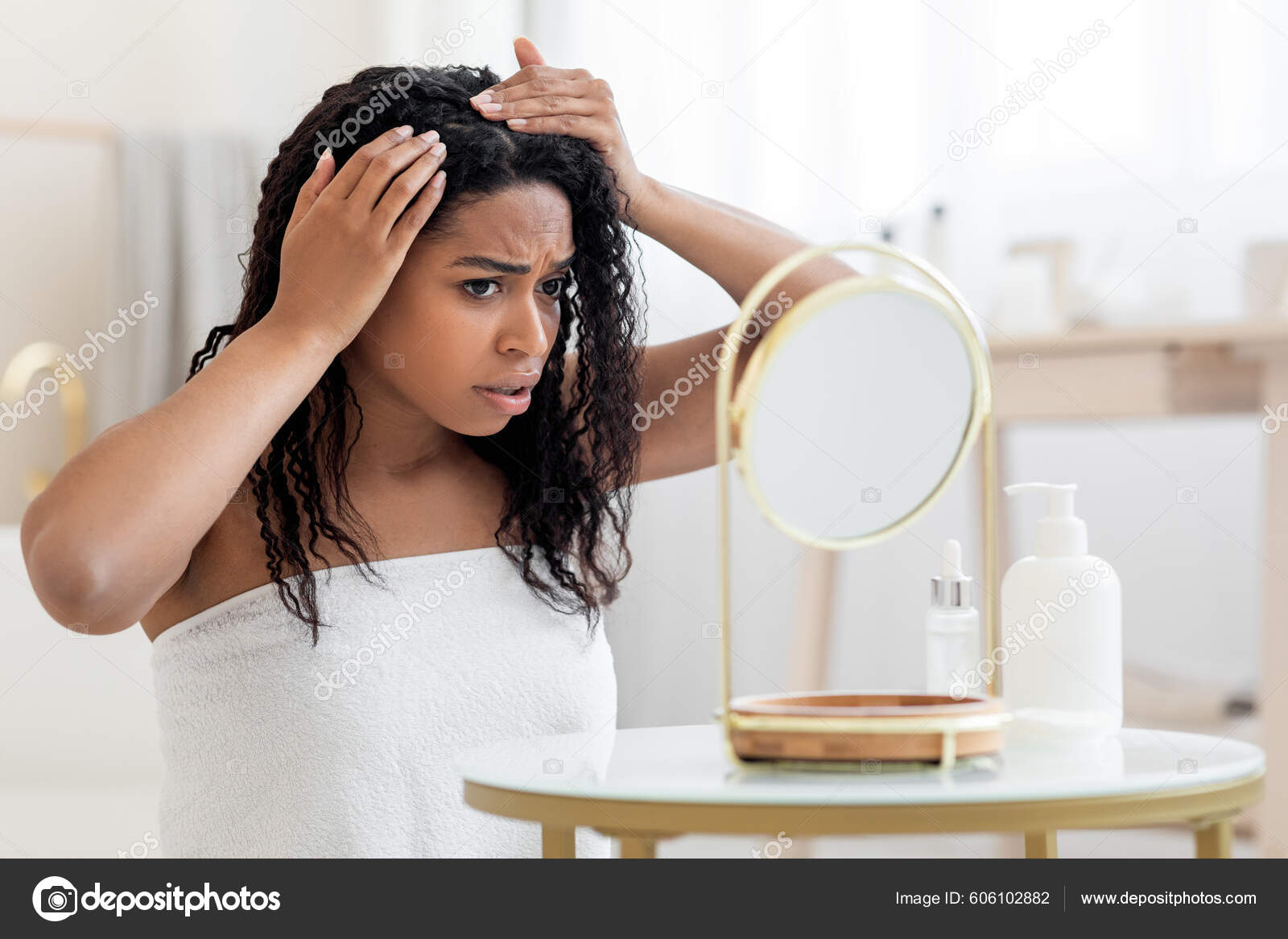 Água caindo do chuveiro com resíduos de calcário afetando o cabelo