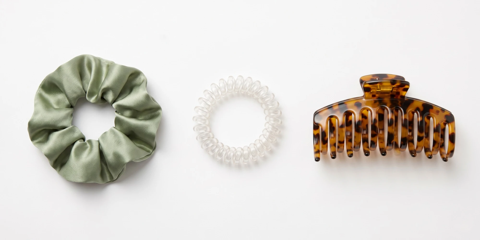 Elásticos de tecido e presilhas plásticas recomendados por dermatologistas para prender o cabelo