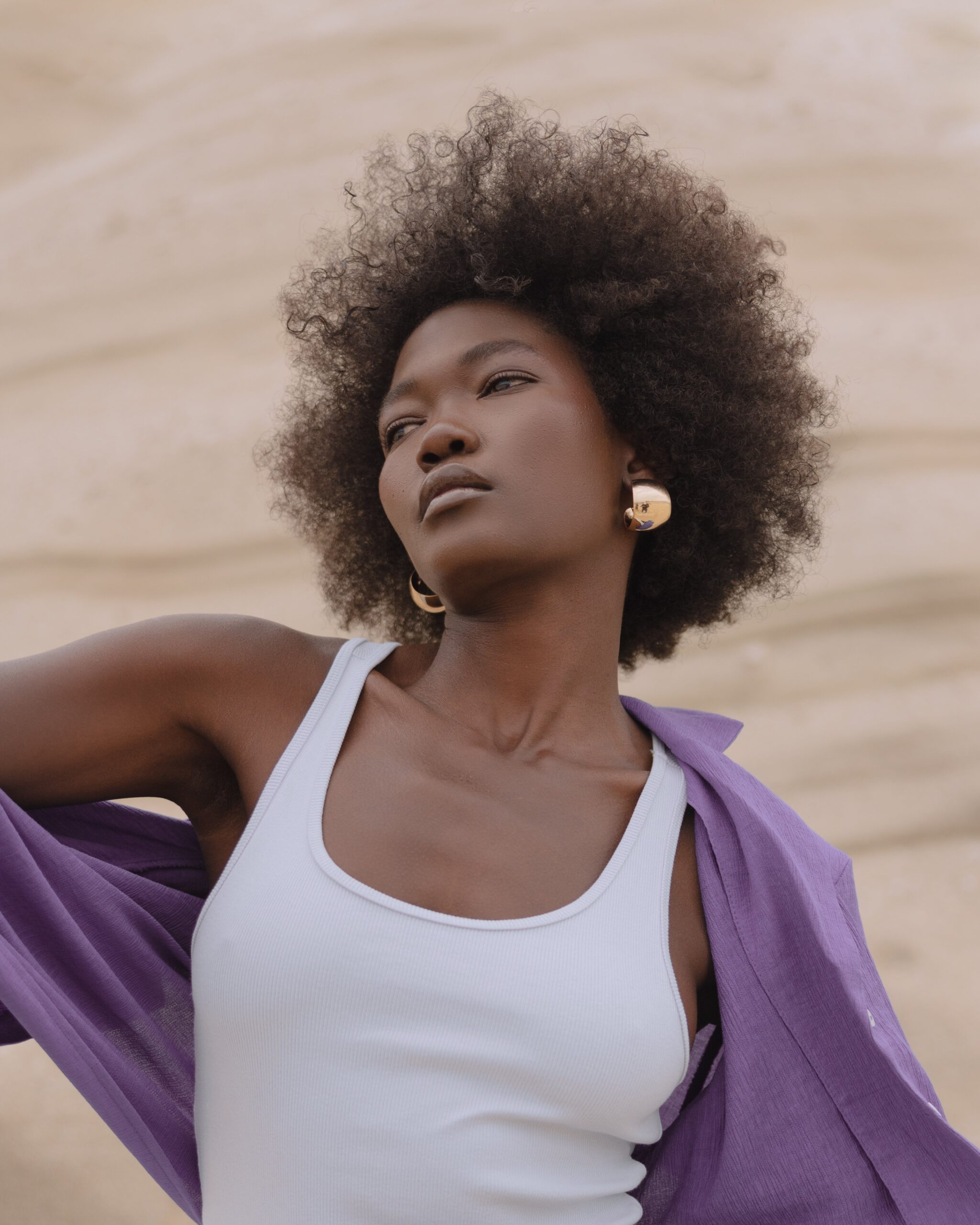Mulher brasileira com cabelo crespo tipo 4, curvatura fechada e volume natural