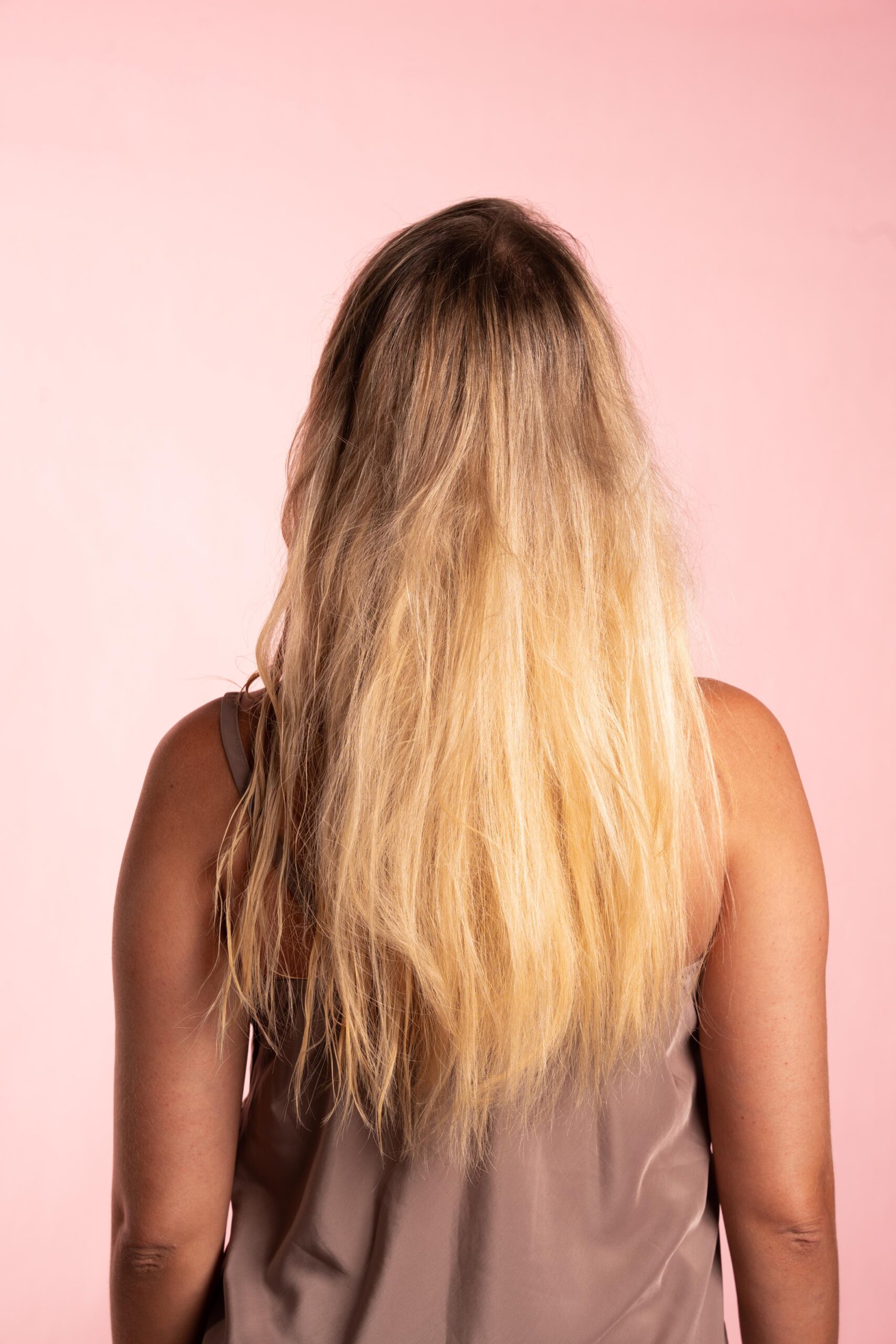 Fio de cabelo quebradiço por excesso de reconstrução capilar