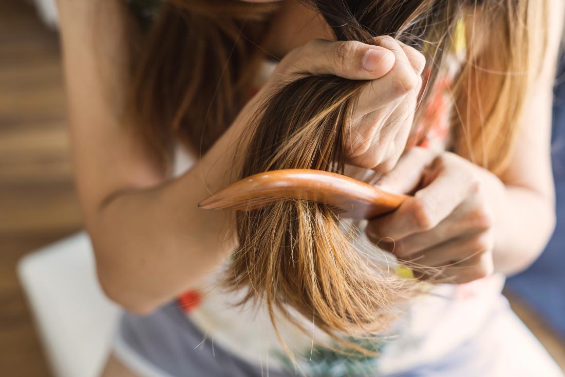 Fio de cabelo rígido e quebradiço após excesso de reconstrução capilar