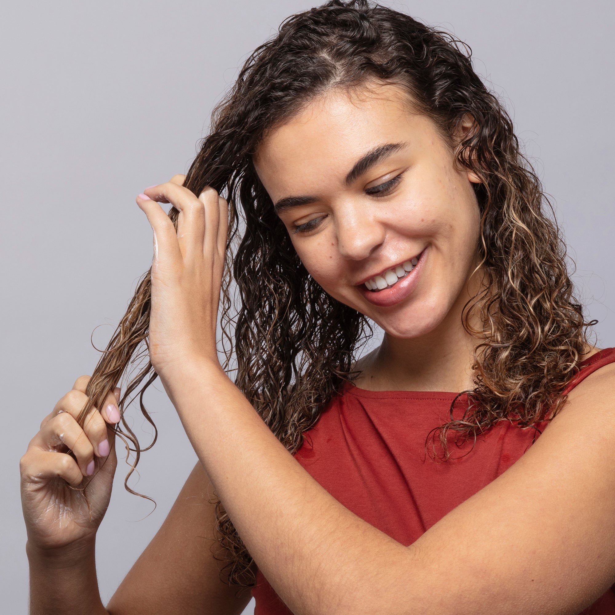 Aplicação de condicionador antes do shampoo na técnica de lavagem reversa para cachos e crespos