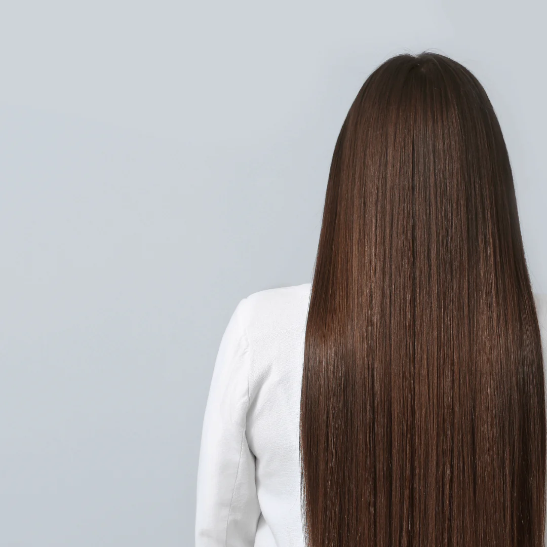 Mulher brasileira com cabelo liso tipo 1, fio escorrido e brilhoso