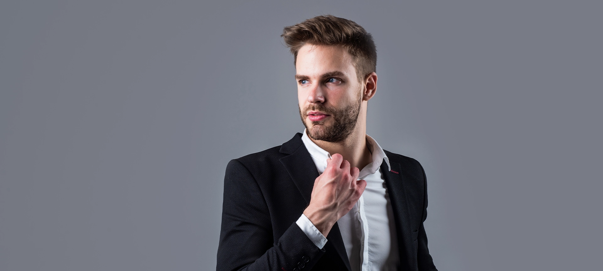 Low fade discreto começando perto da orelha, corte masculino para ambiente de escritório