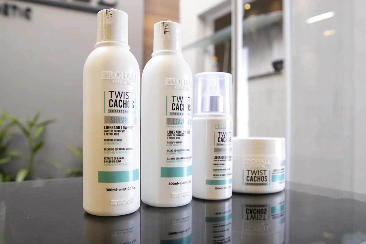 Cabelo cacheado em transição capilar após uso de produto compatível