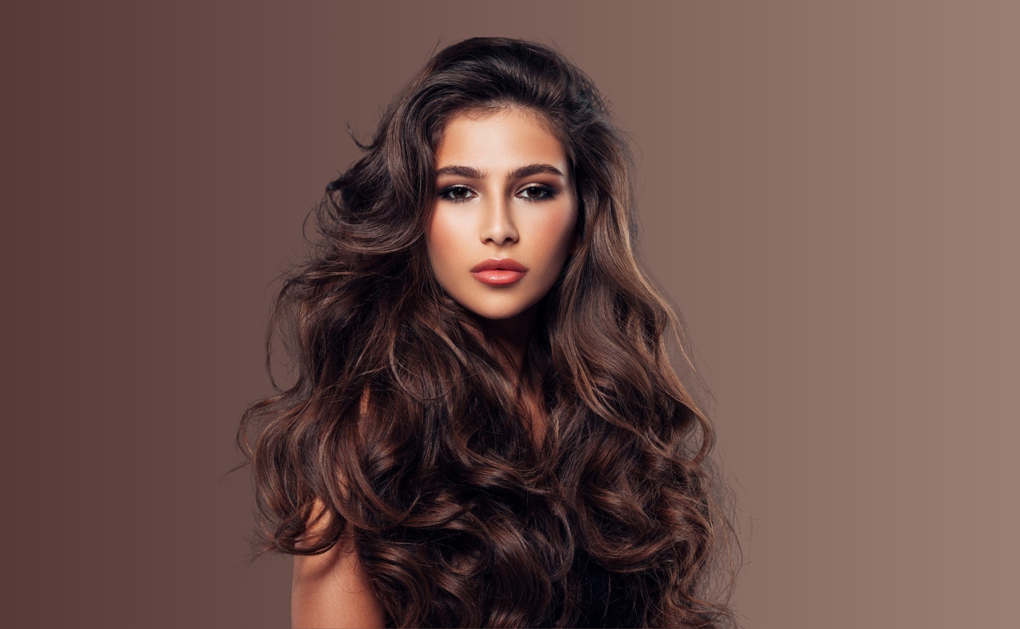 Mulher brasileira com cabelo ondulado tipo 2, ondas em formato de S