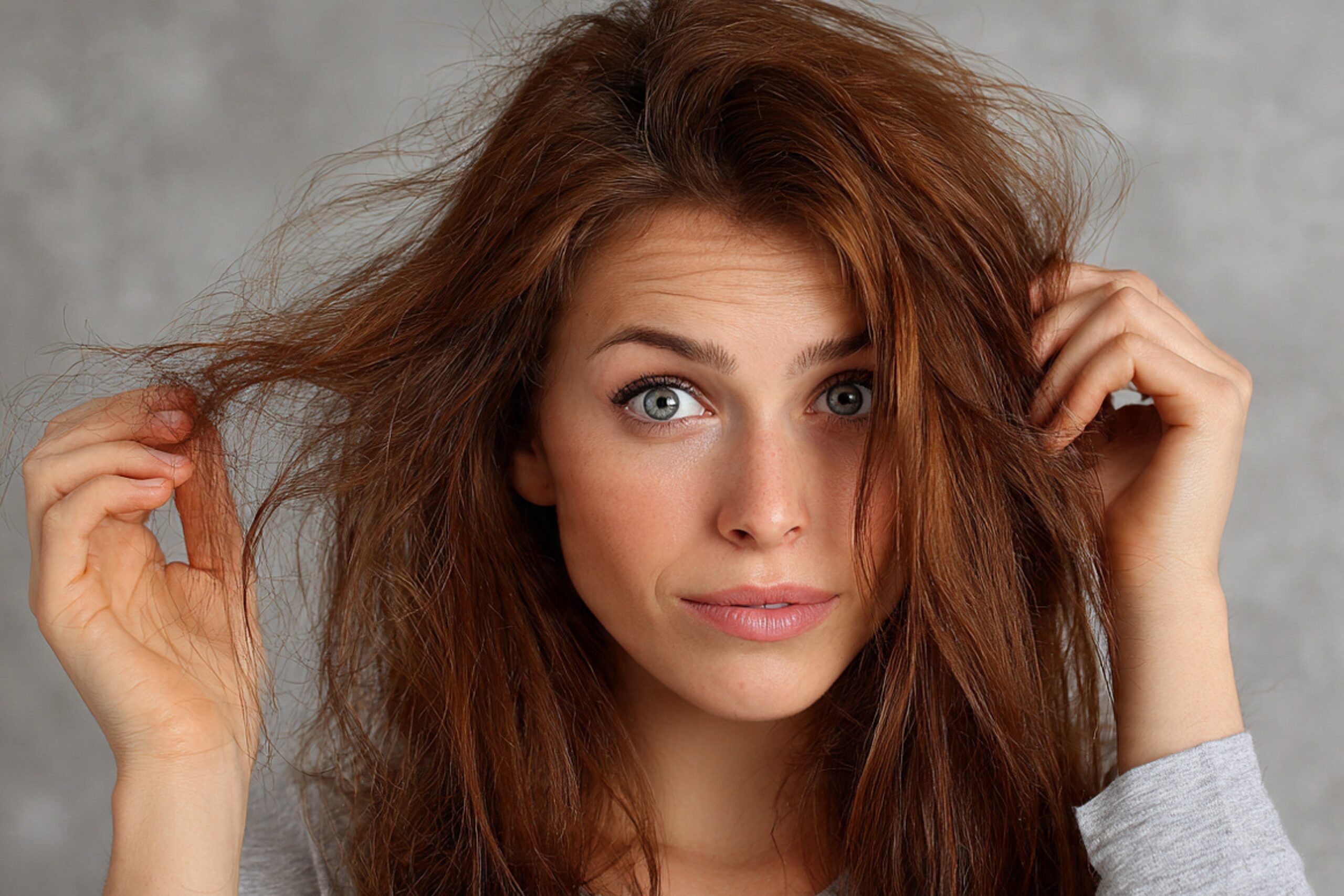 Mulher brasileira com cabelo frisando por causa da umidade do clima tropical