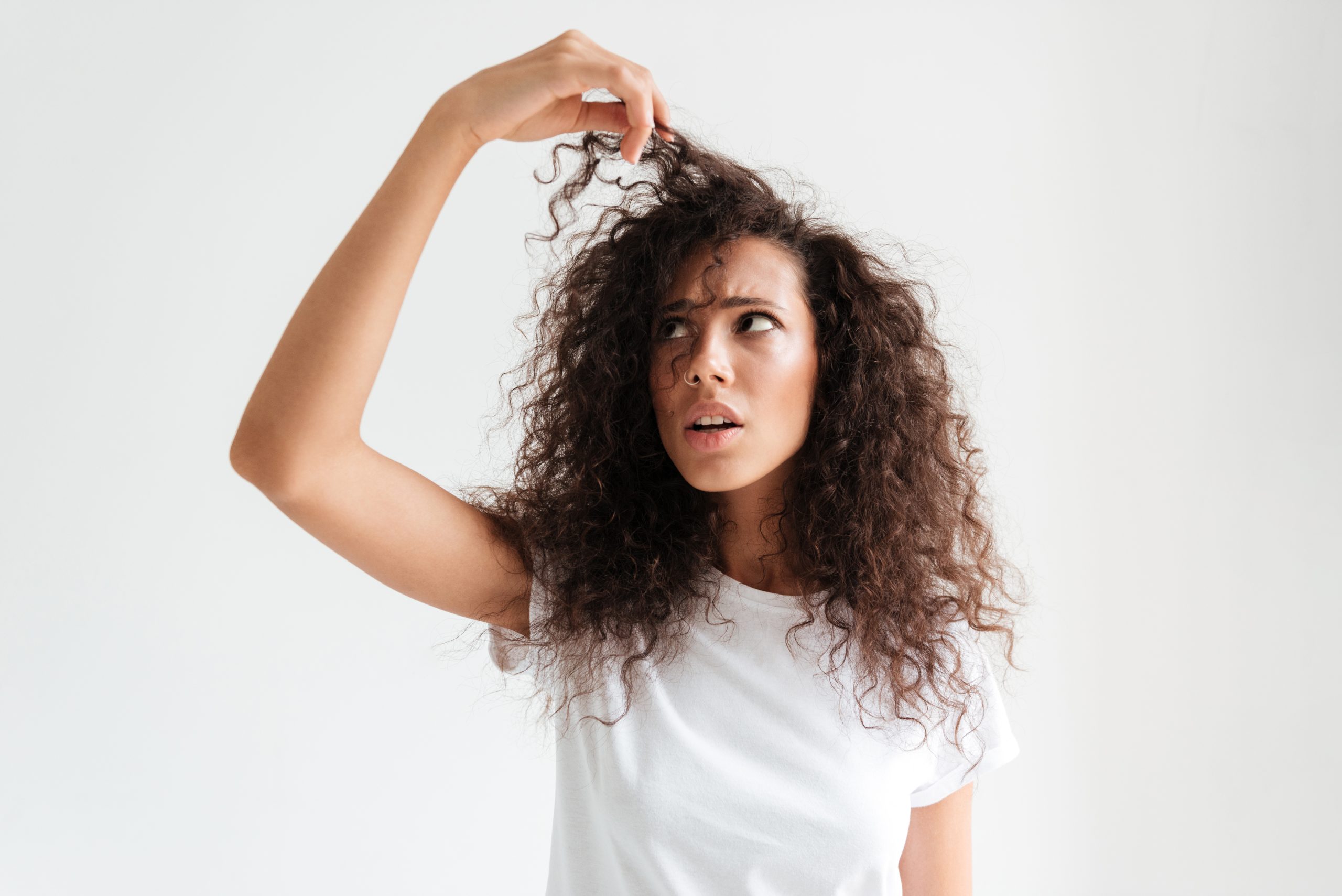 Fios de cabelo de diferentes espessuras reagindo na água de forma diferente