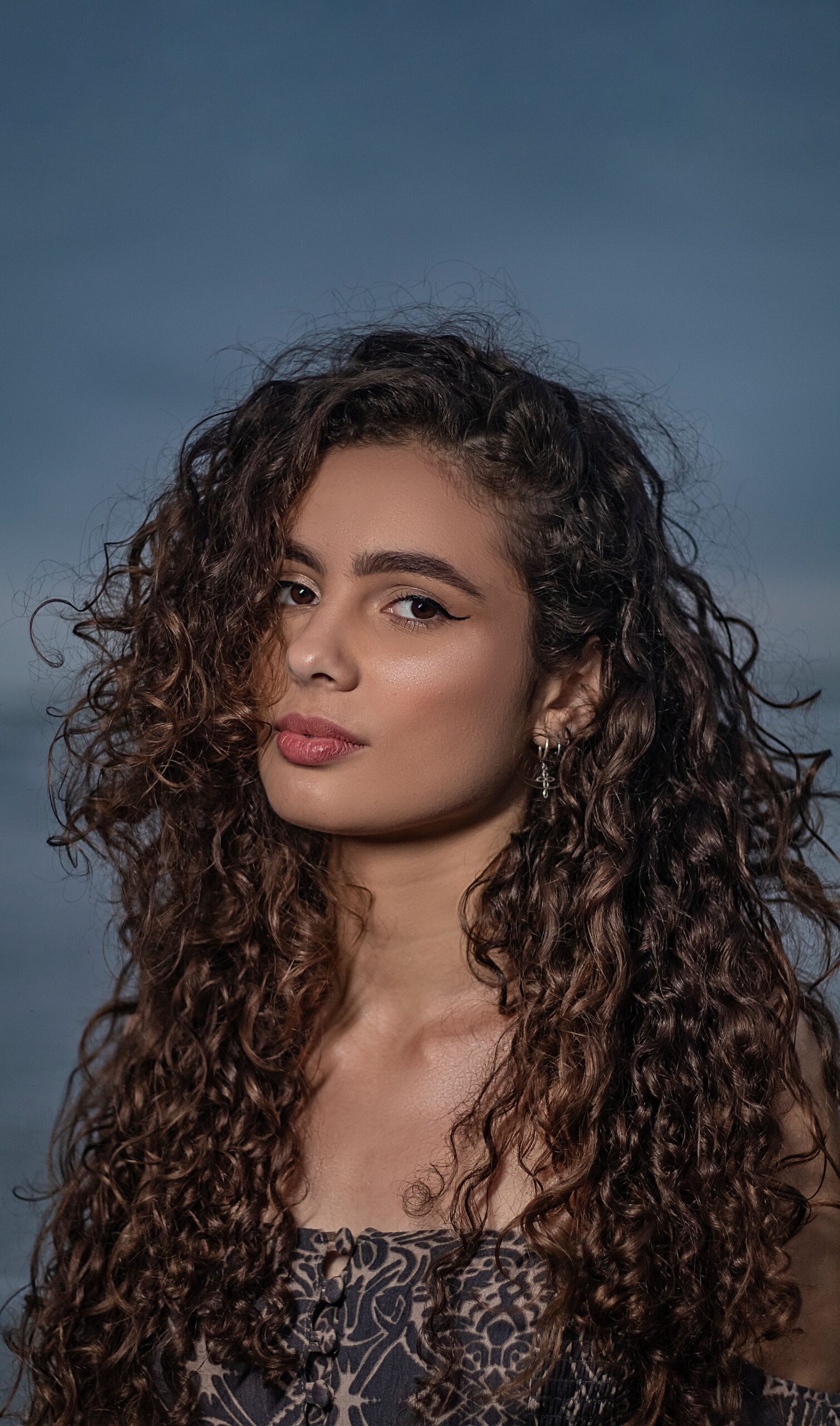 Fio de cabelo crespo opaco e quebradiço mostrando sinais de desidratação