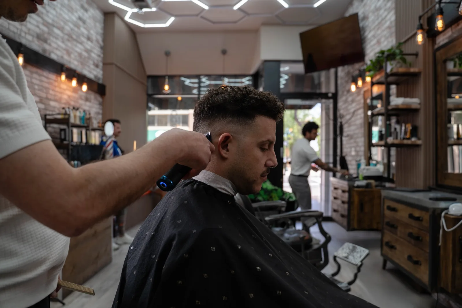 Termos técnicos de barbearia: razor part, shape up e corte a seco