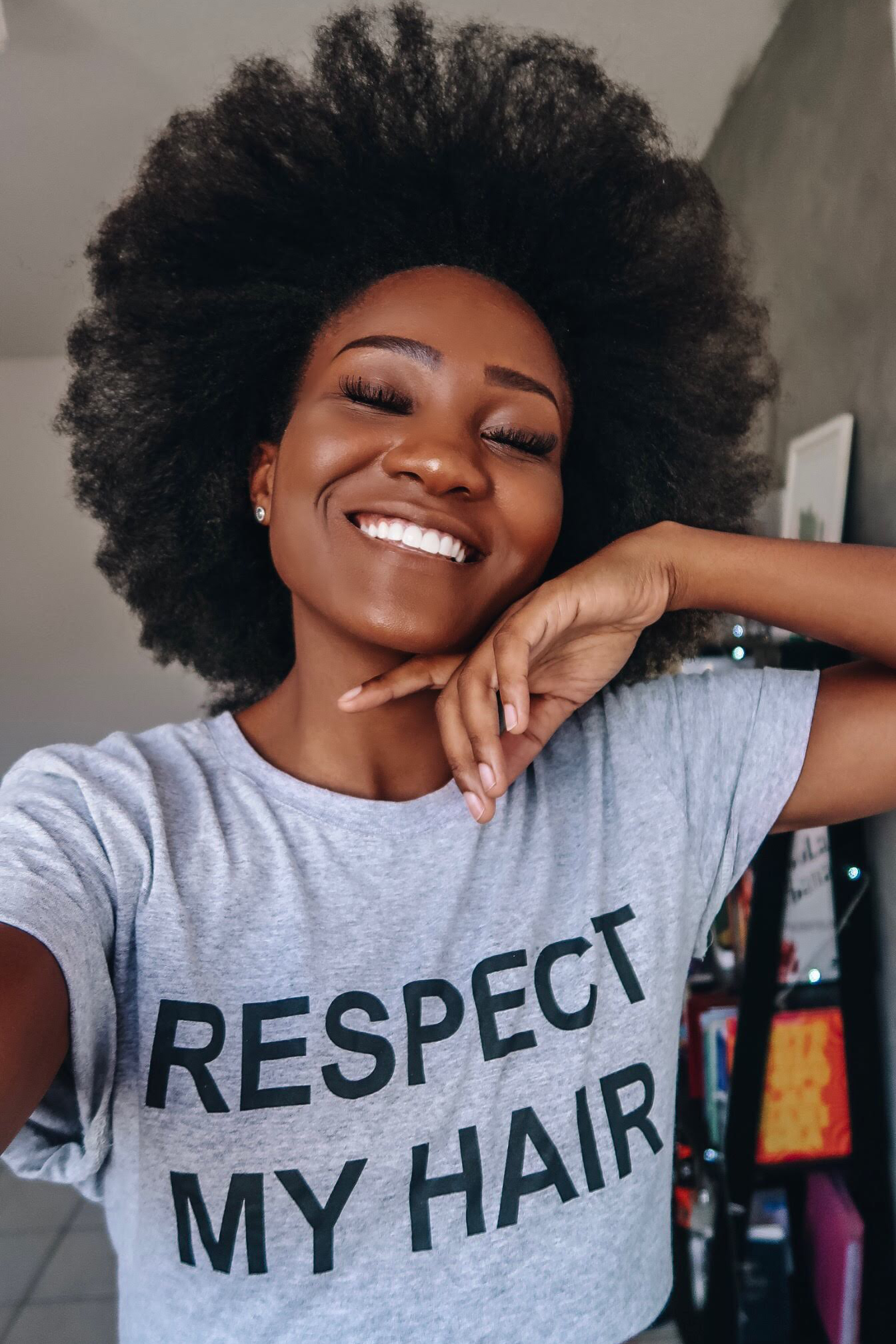 Mulher brasileira em transição capilar, com raiz natural cacheada e comprimento alisado