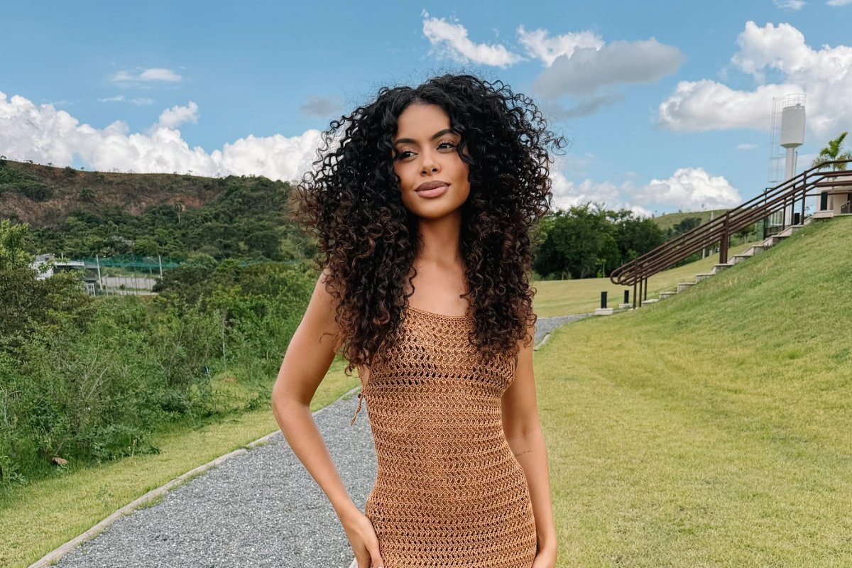 Cabelo crespo e cacheado com oleosidade natural do couro cabeludo às pontas