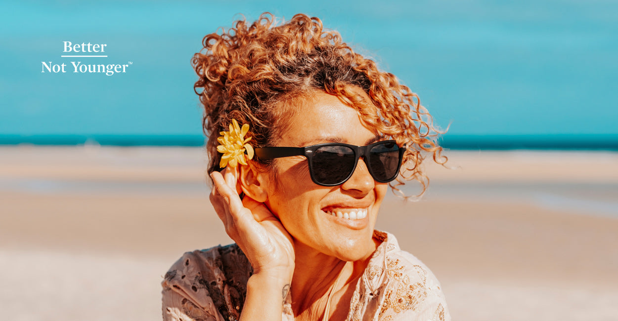 Cabelo cacheado com frizz causado pela umidade do ar no Brasil