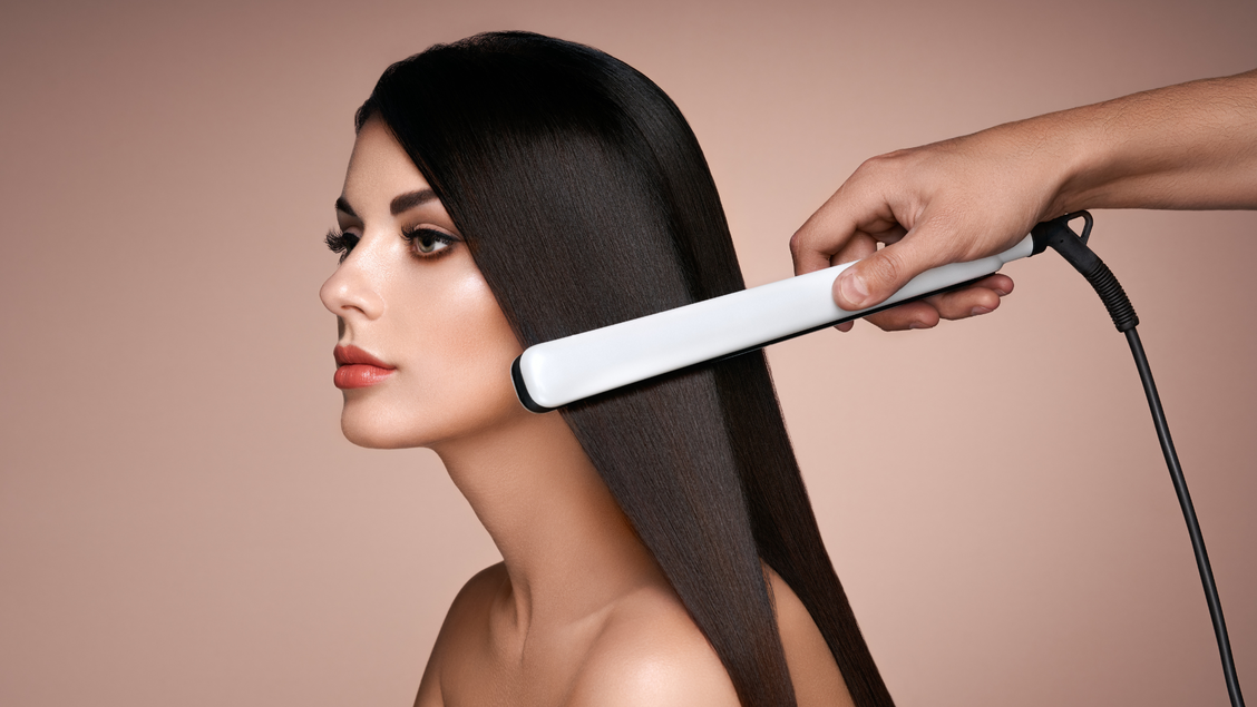 Cabelo quebrando na mesma altura por uso excessivo de chapinha